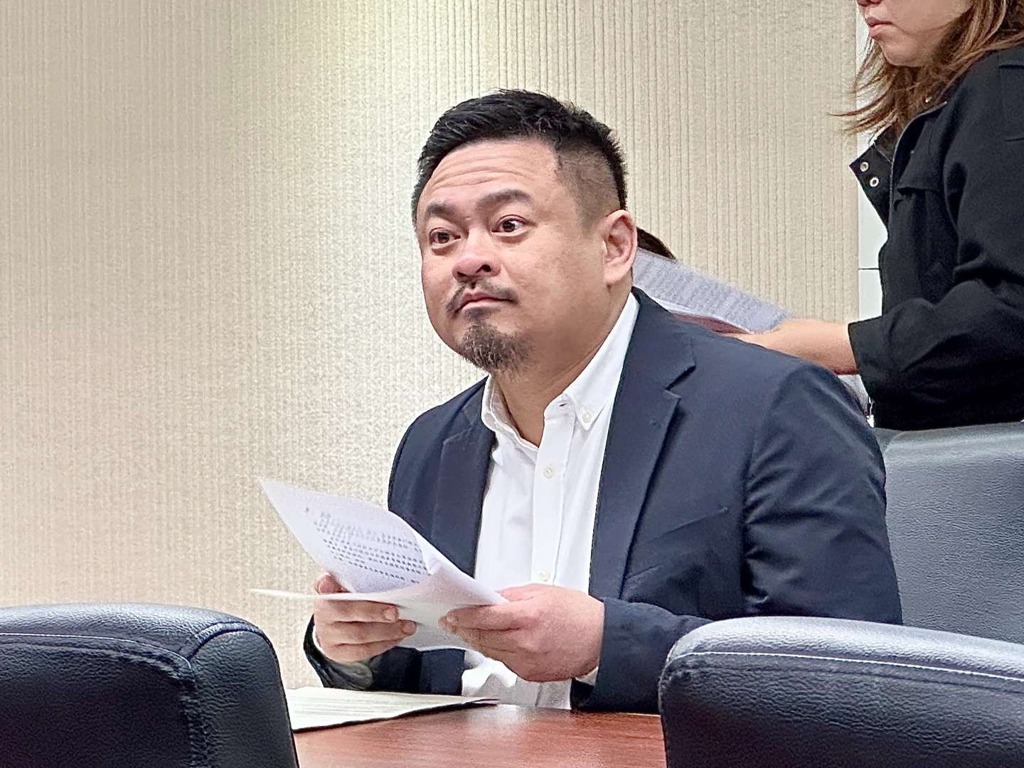 徵才寫「薪資面議」門檻擬提高　洪申翰：年底提修法版本