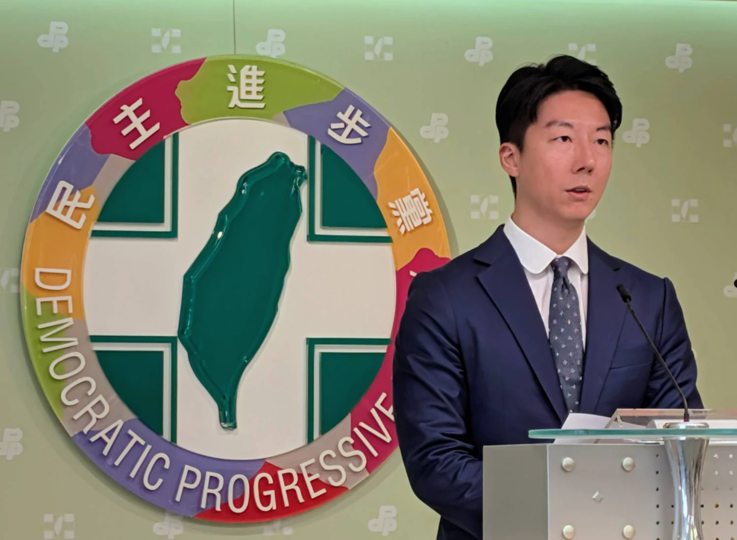 脫口秀演員遭跨境鎮壓指定「斷手斷腳」　民進黨籲朝野齊聲譴責暴行