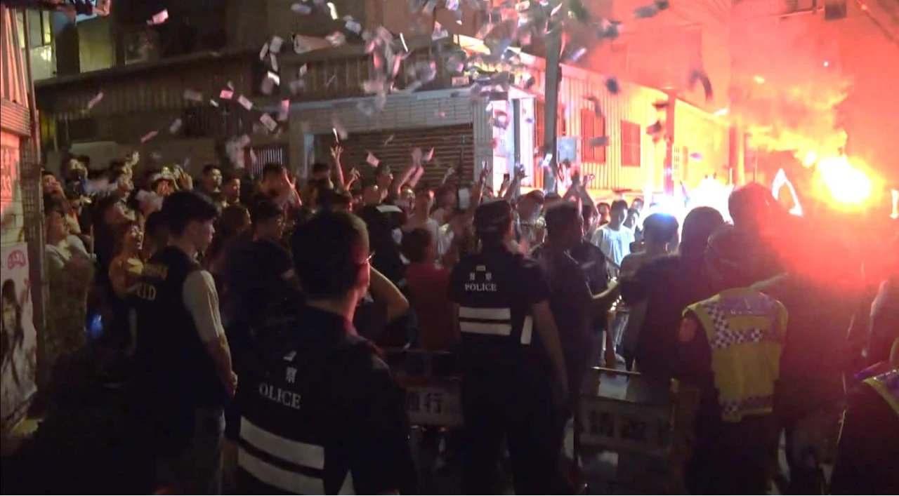 桃園少年遭狠踹霸凌掀眾怒！500人包圍宮廟討公道　2人遭拘提5萬交保