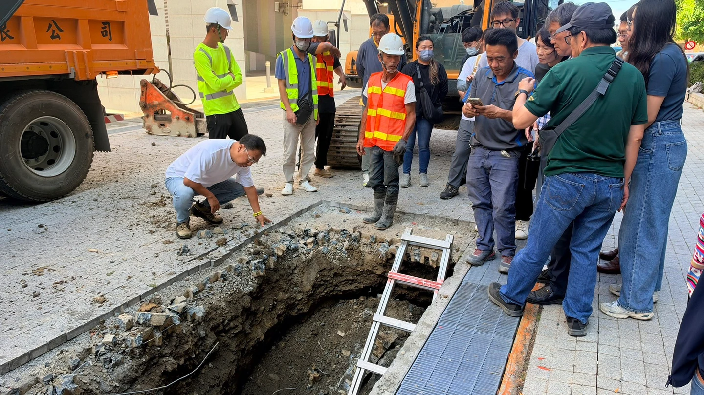有片｜豐原轉運站旁路面塌陷！掏空2.4米原因曝　市府今開挖