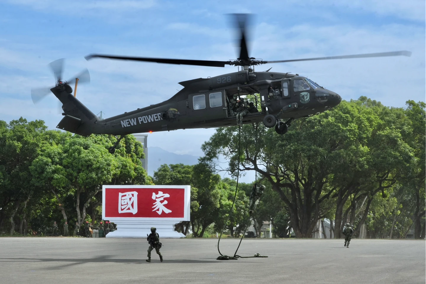 直擊｜黑鷹快速繩降、特戰突擊超震撼！成功嶺預演秀肌肉　防颱順延10/31開放