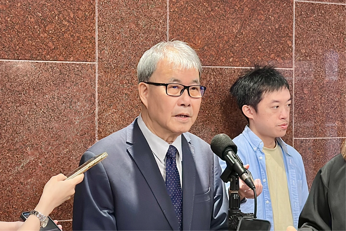 嚴防喪屍煙彈！校園引入唾液快篩　鄭英耀：毒防條例修法後上路