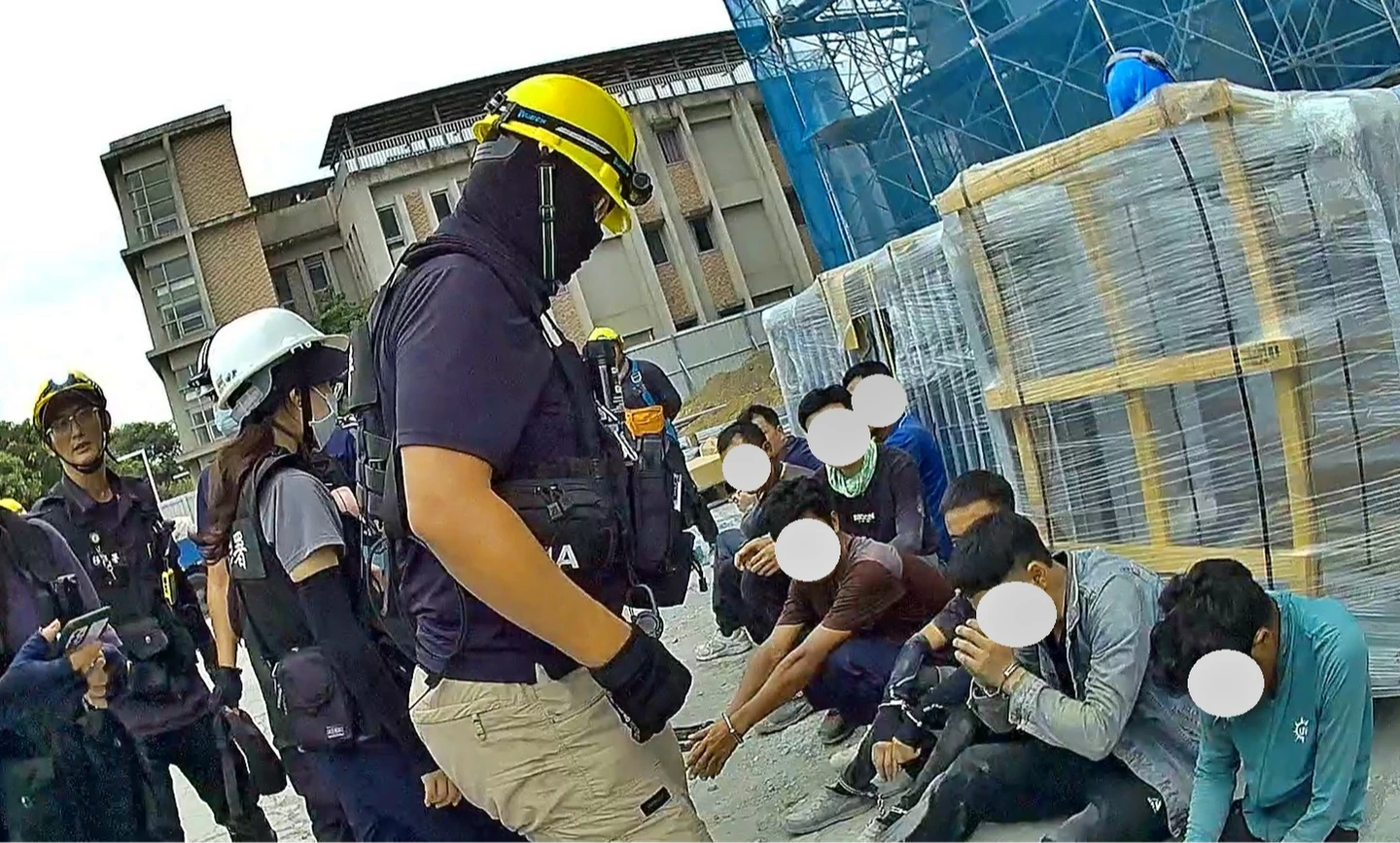 有片｜黑工遭突襲大奔逃！躲洞口攀鷹架、藏垃圾堆　台南專勤隊逮14人揪5雇主