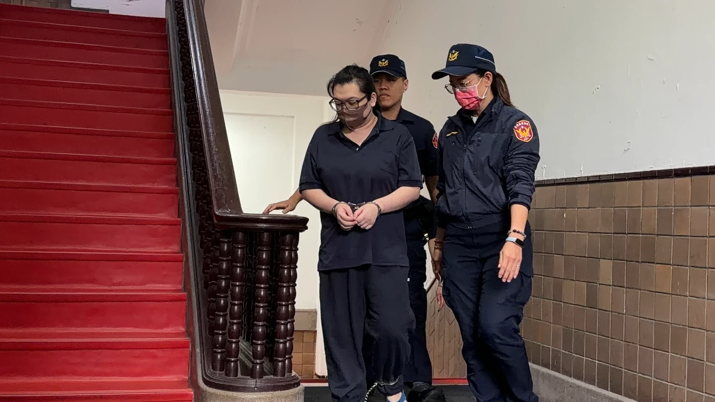 撞死警所長不認殺人罪！女毒蟲上訴現身拚免死　辯「過失」搬幼子求情 
