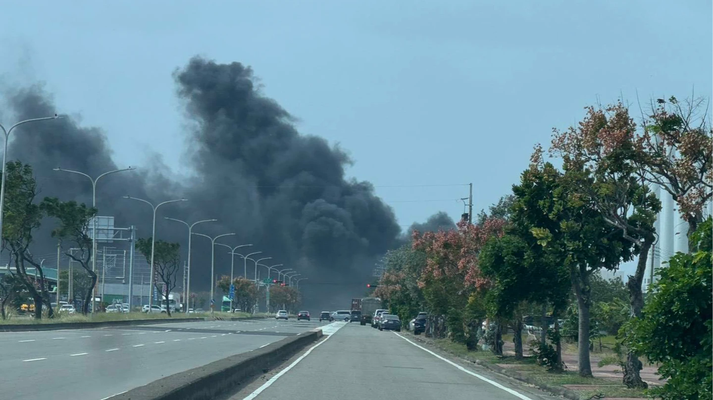台中輪胎行突起火！驚悚黑煙竄天　警消急出動20車灌救