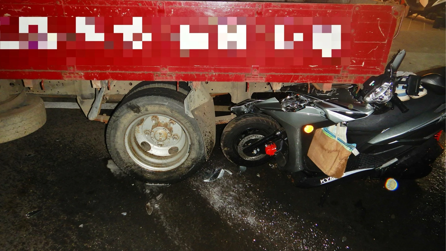 有片｜小貨車違停機車道！18歲女夜間騎車猛撞當場喪命　驚悚瞬間曝　　