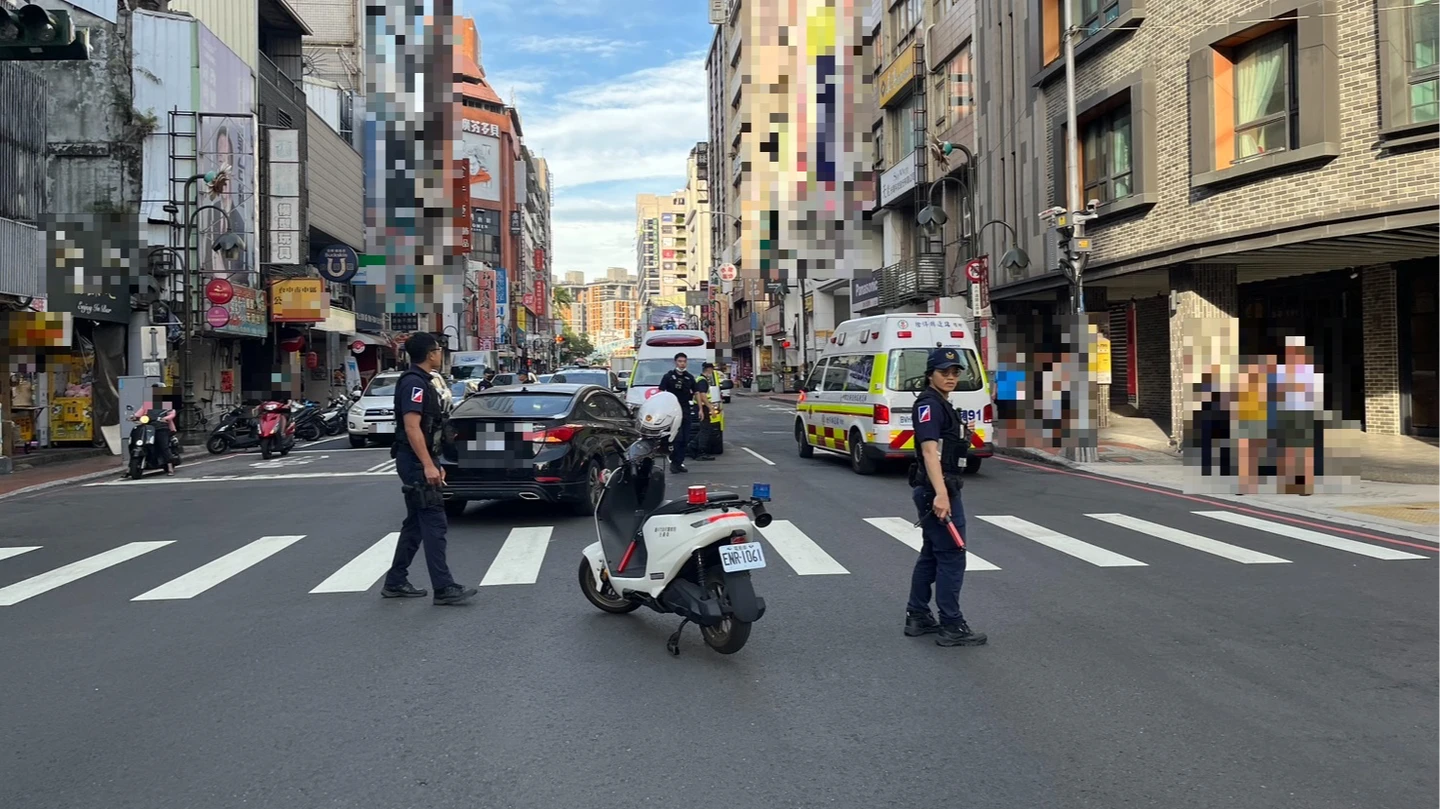 有片｜行人地獄！外傭推輪椅過馬路3人被撞飛　驚悚畫面曝