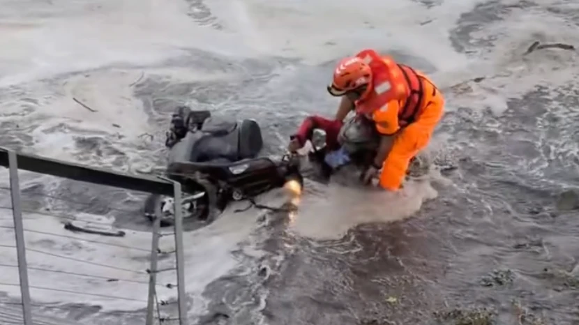 有片｜阿伯出事了！男騎車闖台東海濱公園遭浪噬　海巡出手相救畫面曝光