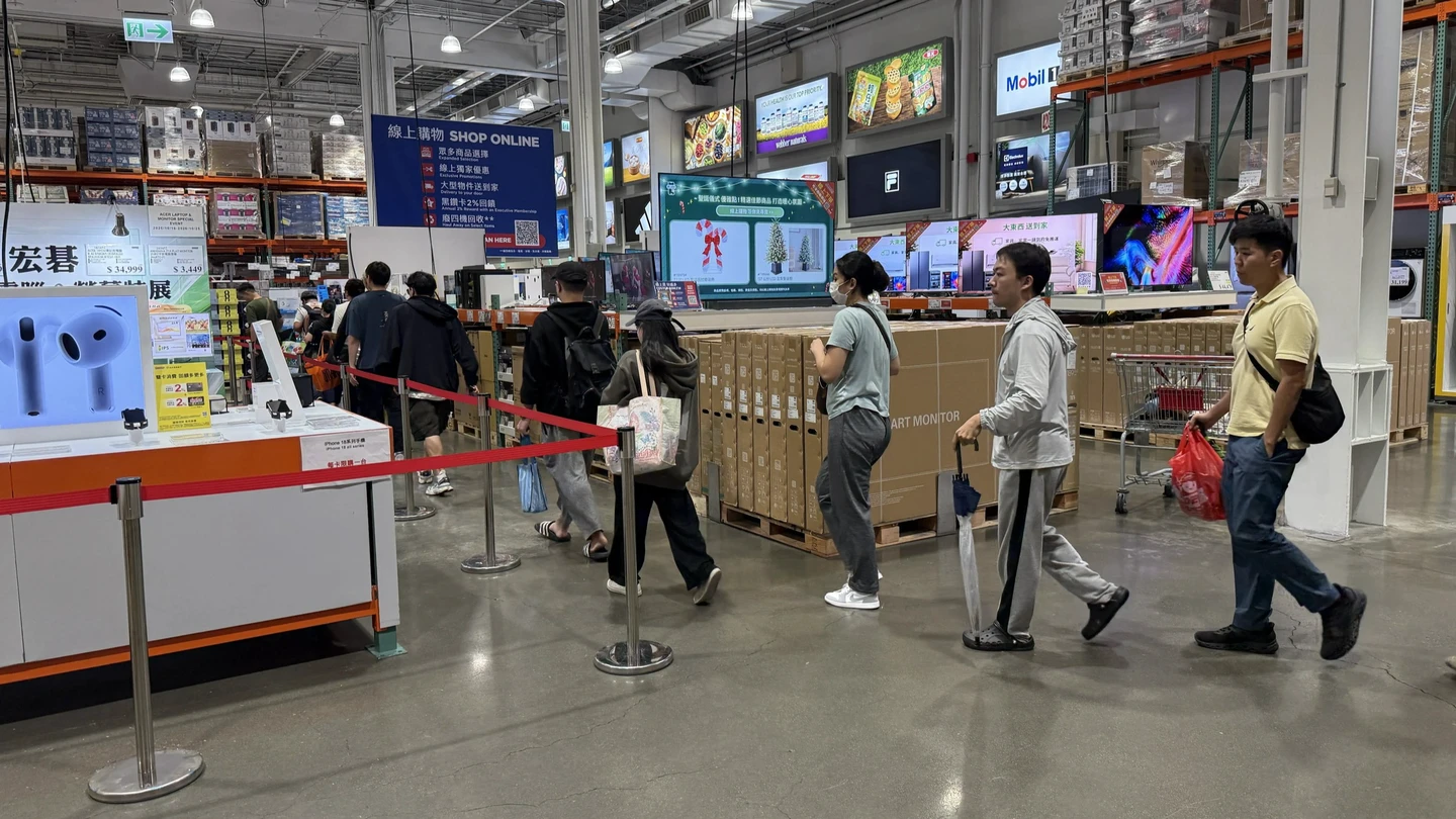 無懼颱風天！好市多開賣iPhone Duo湧夜排人潮　內湖店5分鐘完售