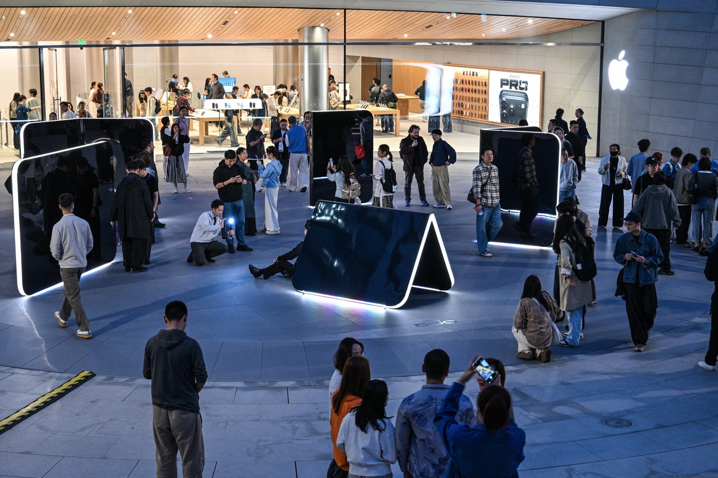 iPhone Duo開賣掀人潮！澳洲果粉花近9萬購機喊「人生苦短」　小米用戶「更信蘋果」也買單
