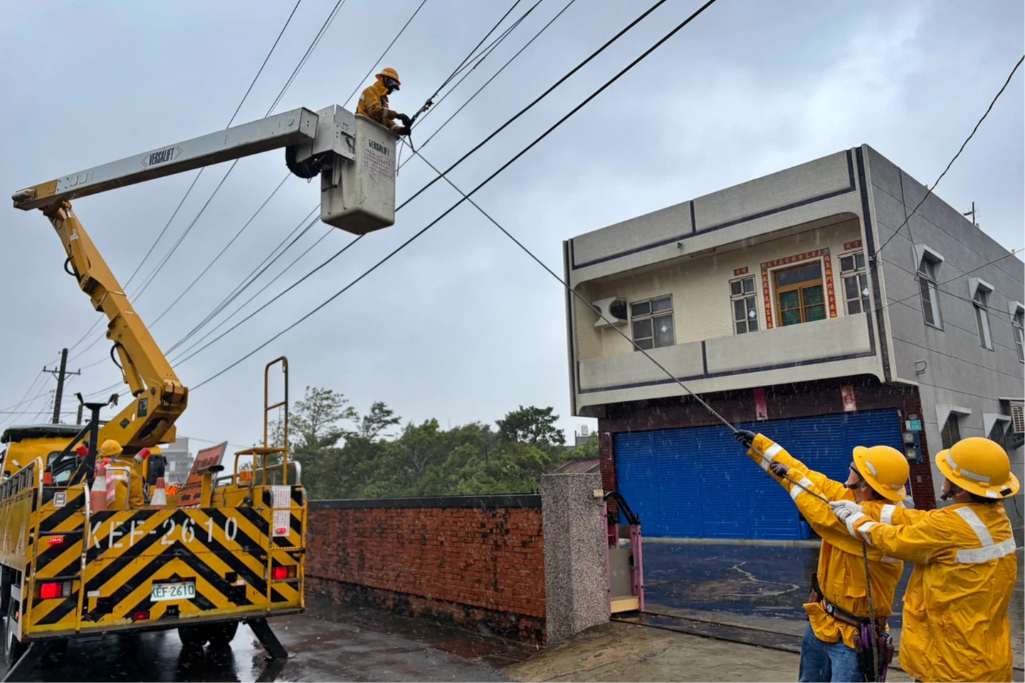 薔琵颱風狂風吹斷電線！台南一度9千戶停電　台電冒風雨急搶修