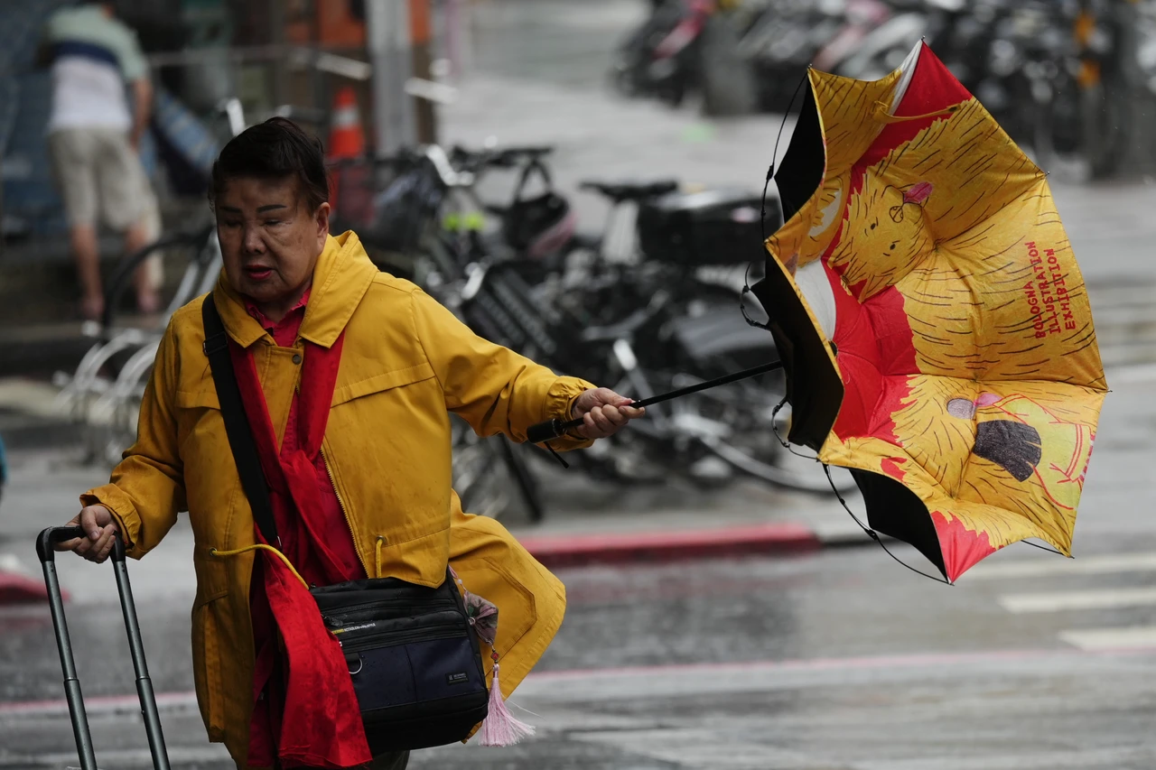 有望再放一天！明日風雨預測出爐　16縣市達颱風假標準