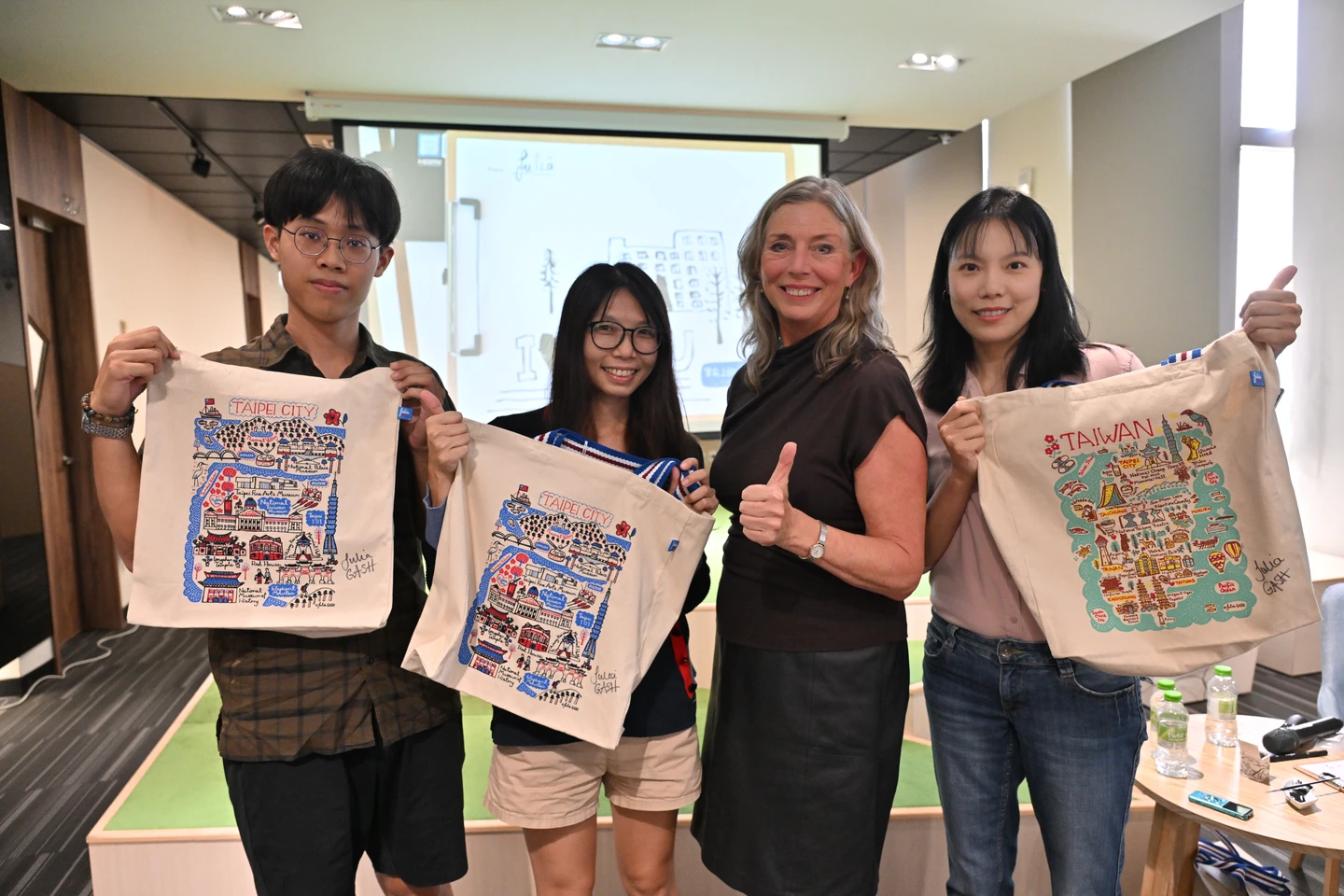 陳幸妤爆紅托特包是她設計　英國插畫家合作陽明交大推紀念商品