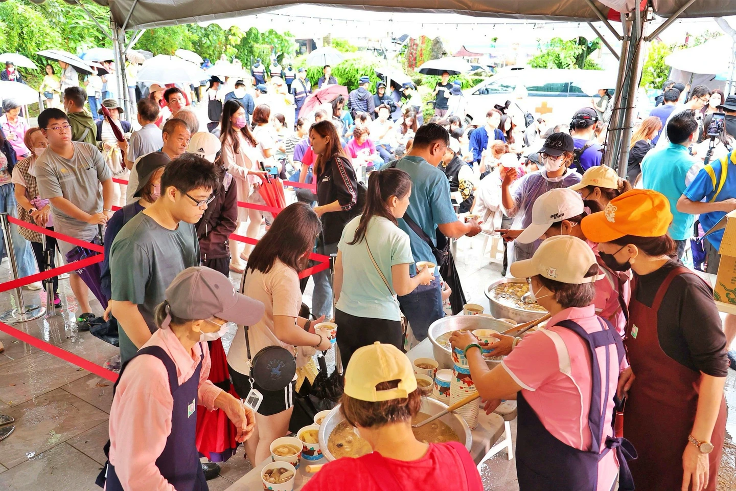關子嶺溫泉美食節登場！巨鼎千人份雞湯吸排隊長龍　夜祭巡行掀璀璨狂歡