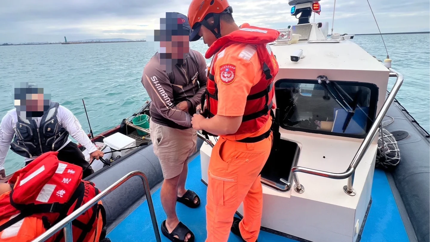 洗錢通緝犯搭泡棉船出海釣魚被逮！船長回報名單露餡　海巡雙艇攔查抓人