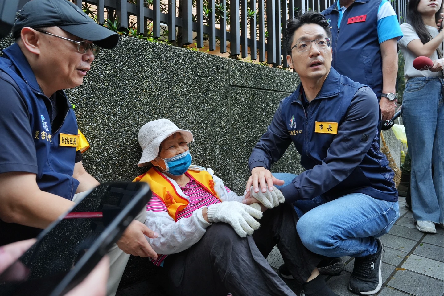 搬樹枝遭酸擺拍！蔣萬安：不在意酸言酸語　今遇阿嬤暈眩癱坐暖心急勸送醫