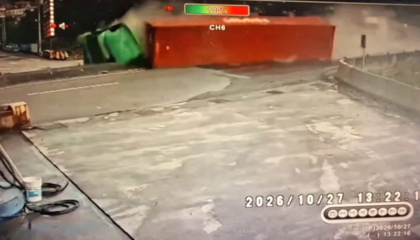 台2線曳引車過彎失控翻覆！車頭狂冒煙駕駛受困　驚悚瞬間曝