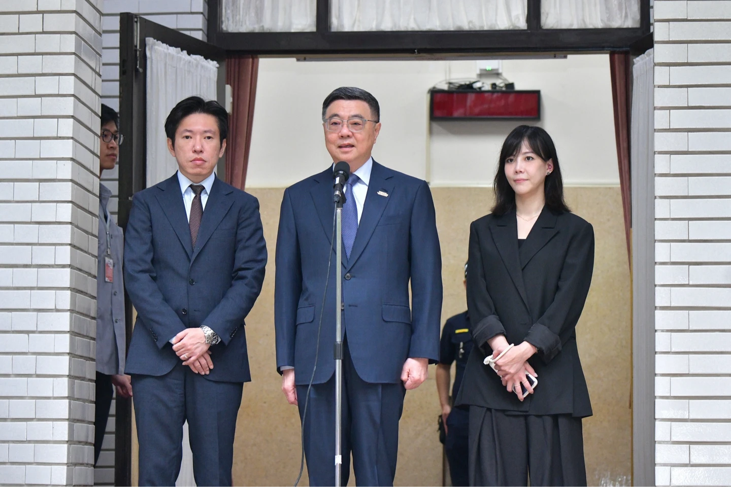 徐佳青現身僑務會議晚宴惹議　卓榮泰力挺：沒有公帑用到個人身上