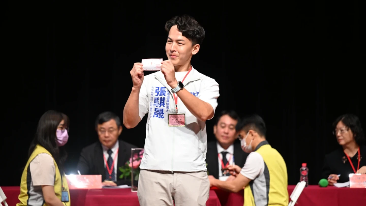 議員候選人張騏晟涉賄！200萬交保父兄收押確定　現身抽籤高喊：挺二哥