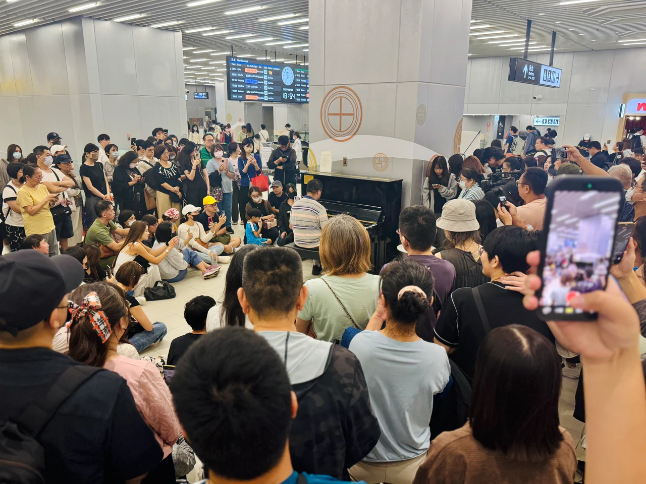 與北車冷清成強烈對比！台南新站鋼琴爆紅　台鐵：3年期滿評估續留