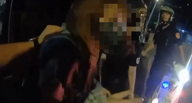 男扮女裝逛街見警急閃！裝「女聲」卻因髮際線露餡　警一查竟是雙料通緝犯