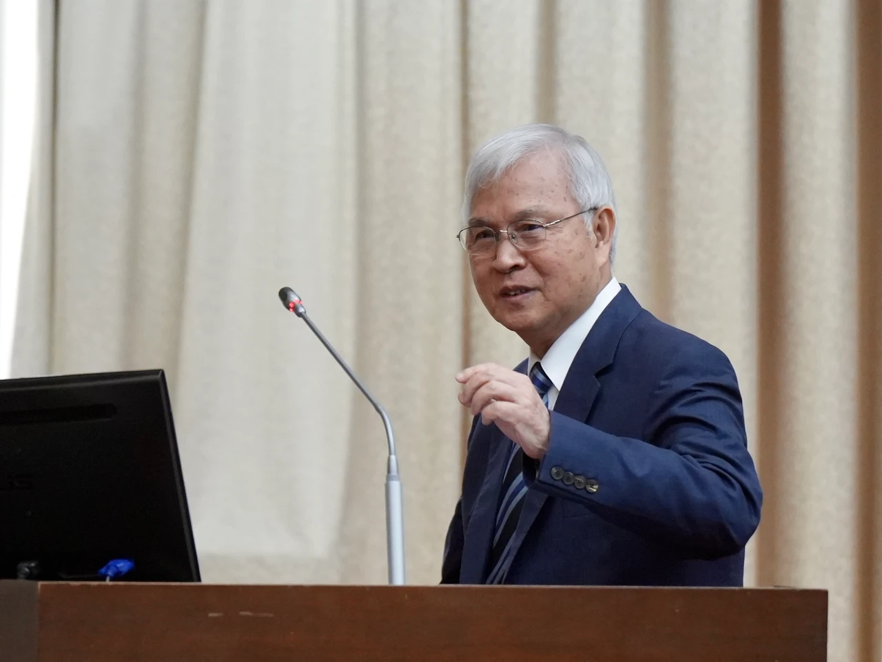 否認32.5元防線！楊金龍：股市與颱風假配合金管會　台幣波動大必進場
