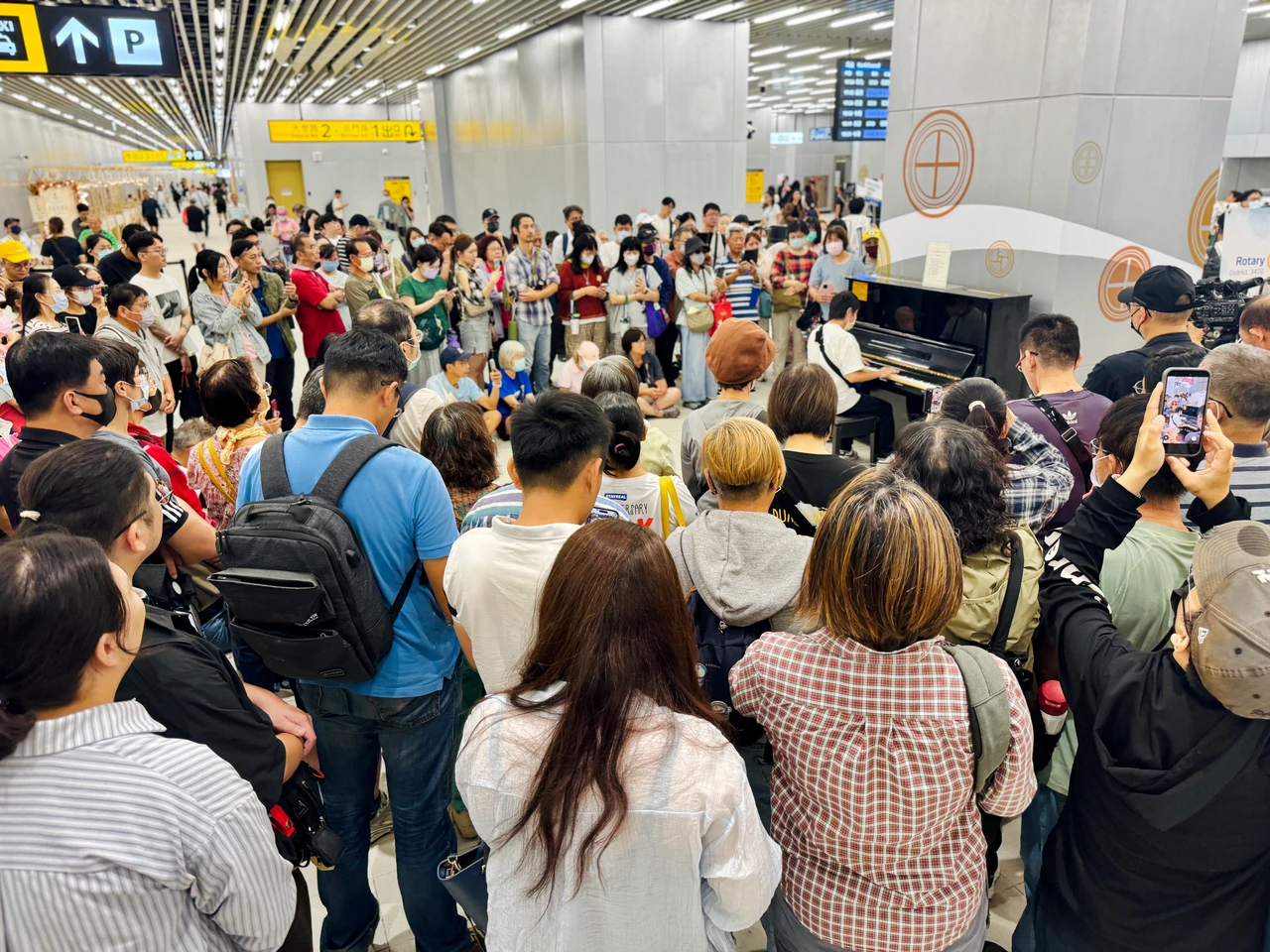台南車站鋼琴爆紅掀亂象！突貼「禁未申請樂器演奏」　台鐵：不得從事營利行為