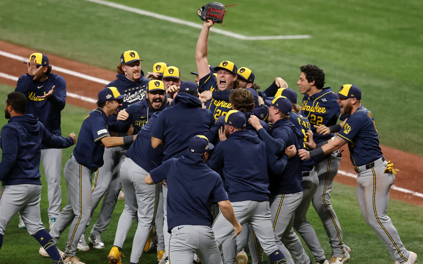 MLB｜跨場連6打席敲安！釀酒人菜鳥寫超狂紀錄　助攻釀酒人勇奪隊史第一冠