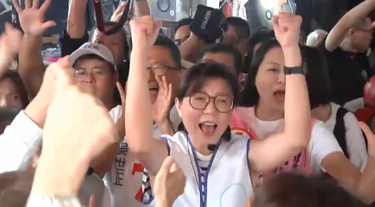 蔣萬安病了！妻石舫亘代夫出征　親赴湖光市場掃街拜票