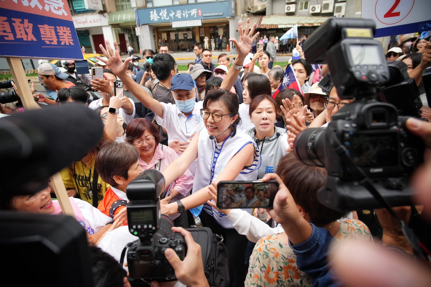 蔣萬安「夫人牌」首戰！石舫亘純樸穿搭彎腰拜票　市場婆媽握到手嗨笑到抖肩