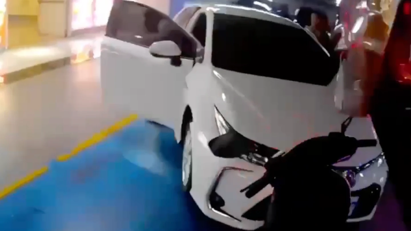 有片｜酒駕男拒檢躲百貨停車場！還和副駕偷換位　警破窗祭辣椒水強勢逮人