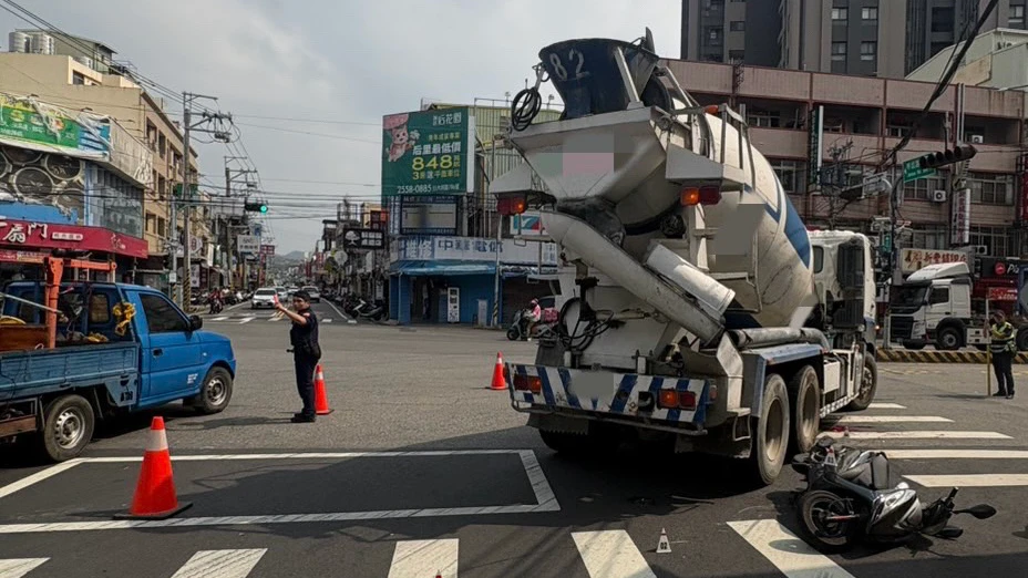 驚悚片｜要命死角！混凝土車右轉撞雙載機車　釀1死1傷