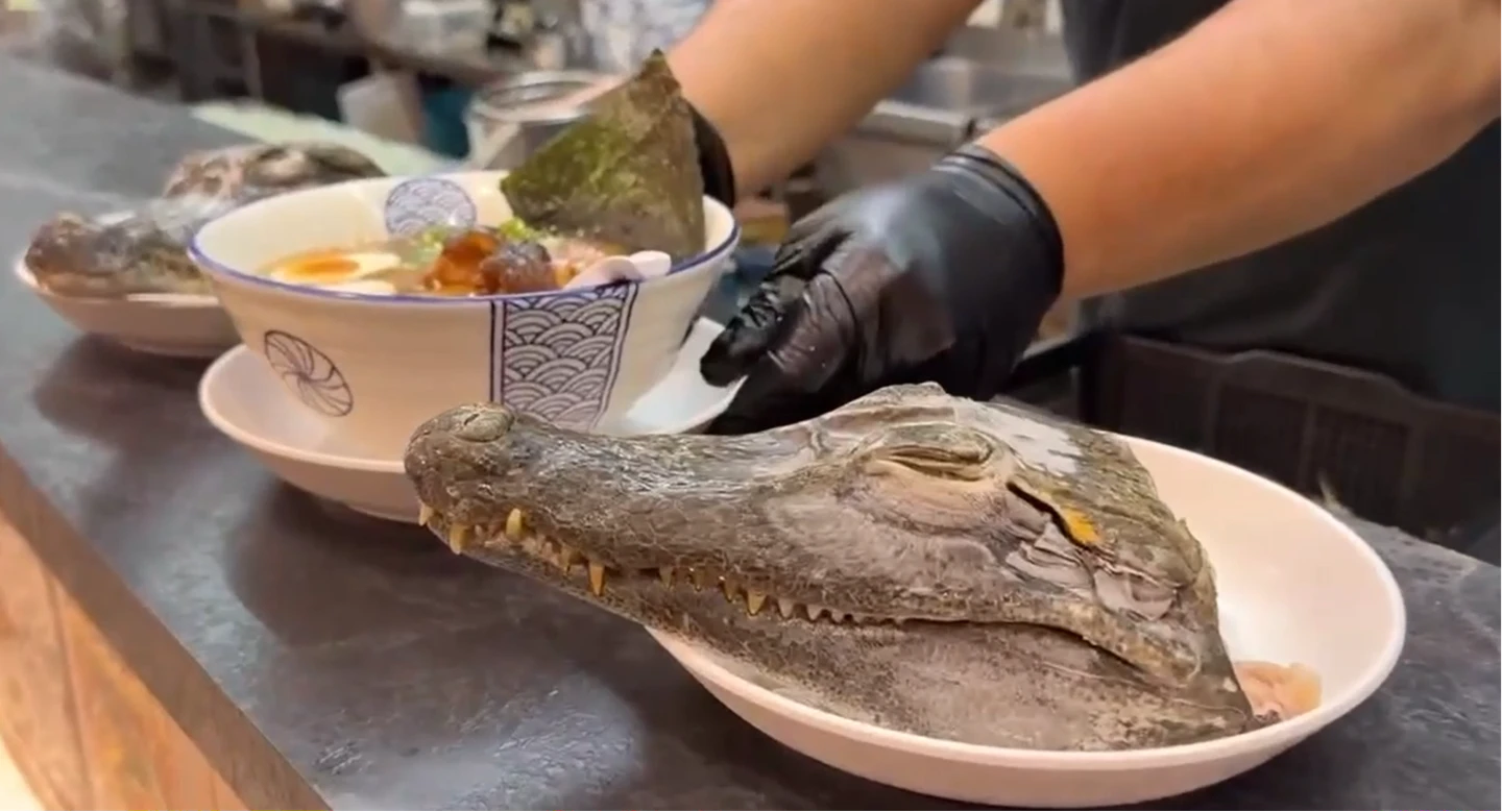 萬聖節限定！台南「鱷魚頭拉麵」超狂　饕客搶吃曝口感、鄰桌孩童嚇壞