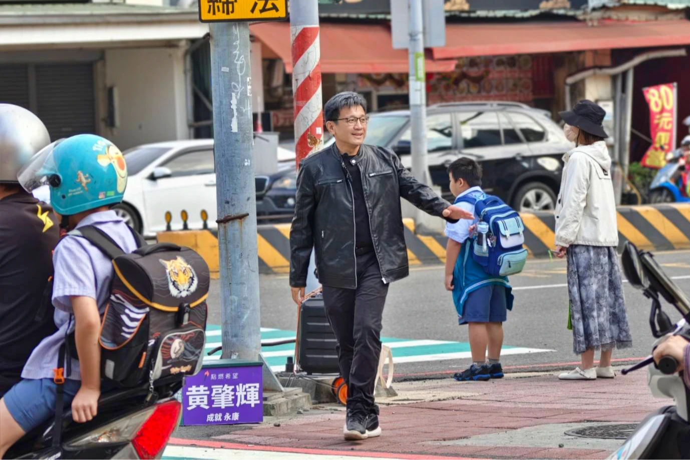 撞臉黃仁勳！台南議員「皮衣灰髮」路口拜票　騎士頻回頭驚呼：超像