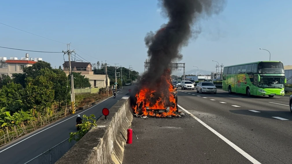 驚悚！200萬Land Rover國道起火燒成廢鐵　24歲駕駛急跳車逃生
