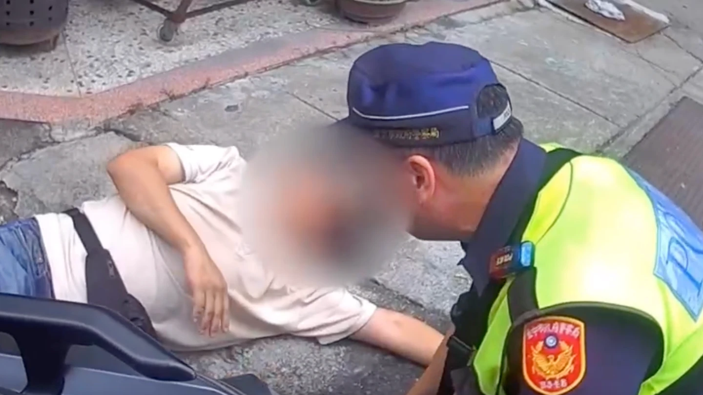 有片｜車騎一半全身沒力！男急停車叫小黃卻倒地　警靠一把鑰匙確認身分