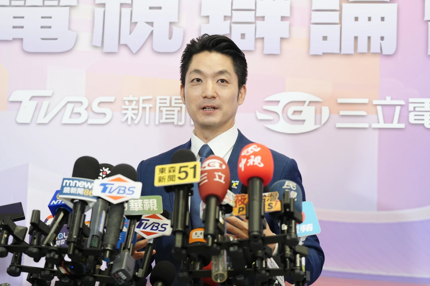 台北市長選戰首場辯論登場！蔣萬安喉嚨微啞迎戰　喊話「拋開口水」就事論事