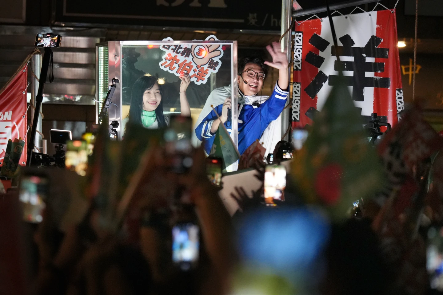 直播｜沈伯洋變裝「勇者欣梅爾」拼到底　小水滴夾道激喊「台北的靠山」