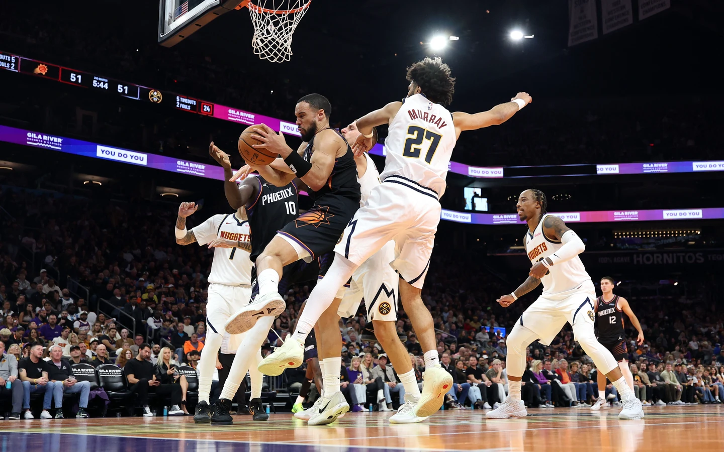 NBA｜超沒品！太陽「惡棍」跳投狠踢金塊球星下體　被裁判識破改判驅逐出場