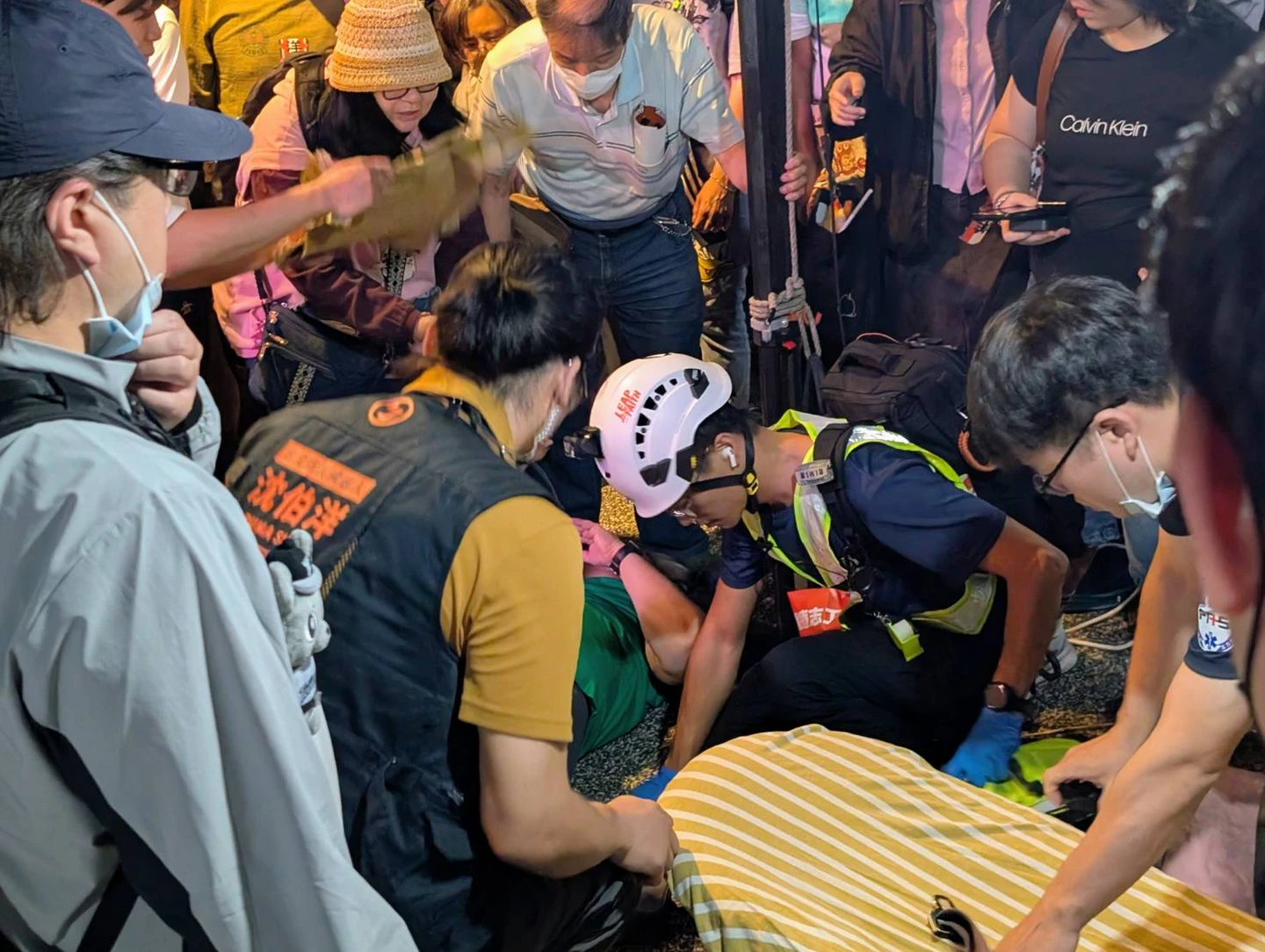 沈伯洋車掃人潮爆棚！婦人龍山寺等到昏倒　緊急救護送醫