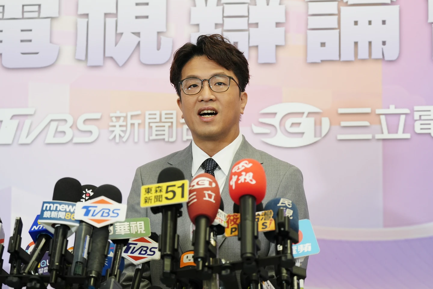 台北市長選戰首場辯論登場！沈伯洋佩戴彩虹徽章挺遊行　攜女兒髮圈幸運髮圈迎戰