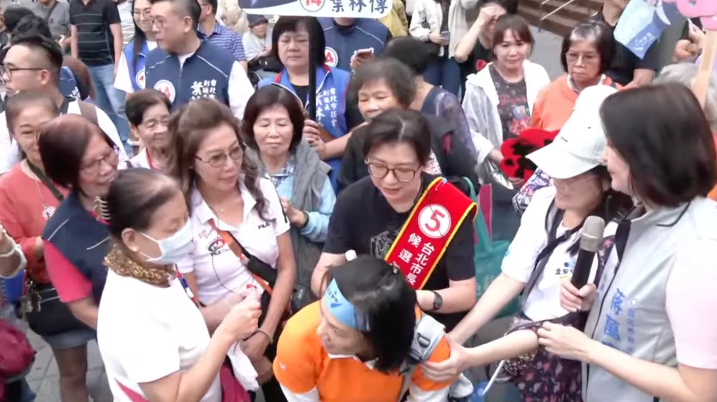 夫妻分進合擊！石舫亘赴大稻埕拜票　支持者簇擁合照、求衣服上簽名