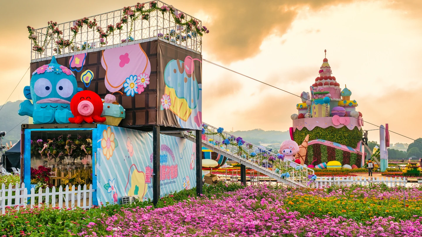 新社花海開幕「人潮炸出來」！39.5公頃花海美翻　19米Hello Kitty城堡被包圍