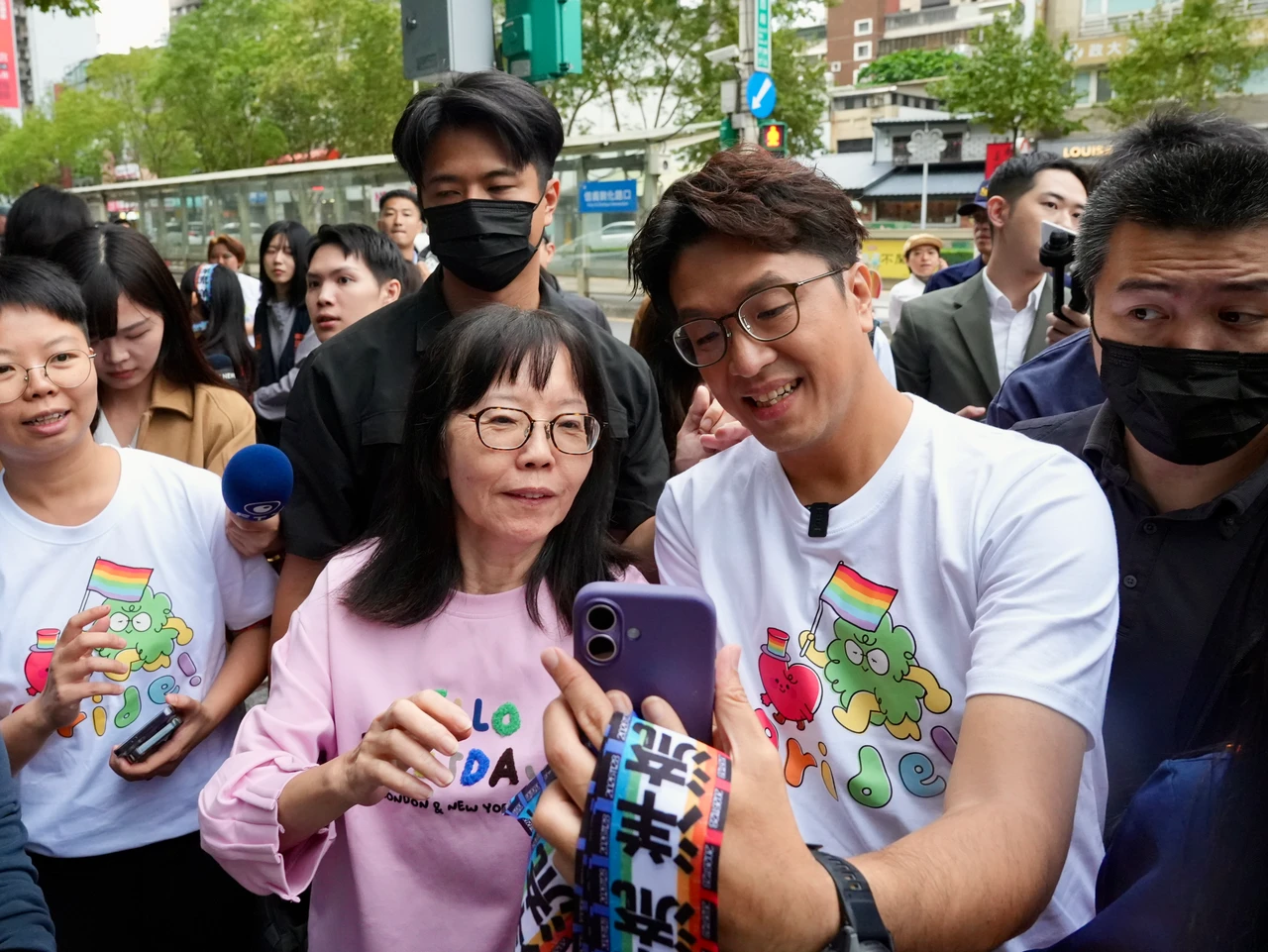 沈伯洋現身參加同志遊行　發彩虹版洋流飄帶！提性別政策承諾